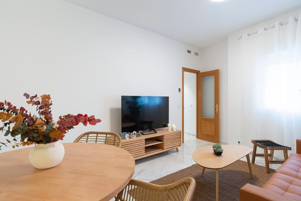 TV and multimedia, Living room, Decorative detail, Seating area, Dining area