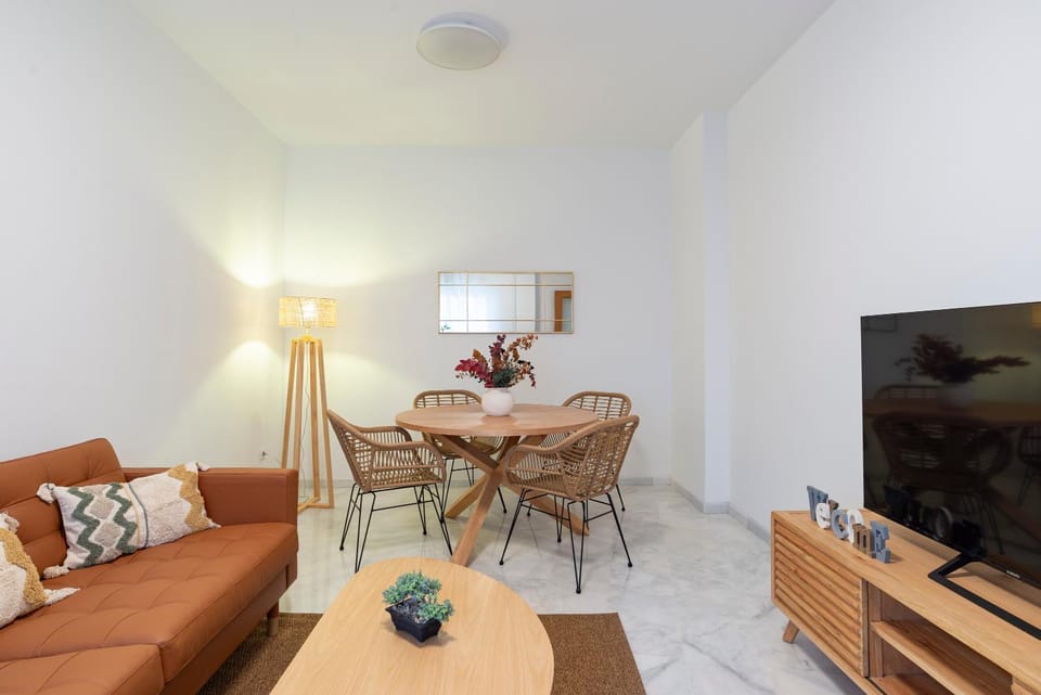 TV and multimedia, Living room, Seating area, Dining area