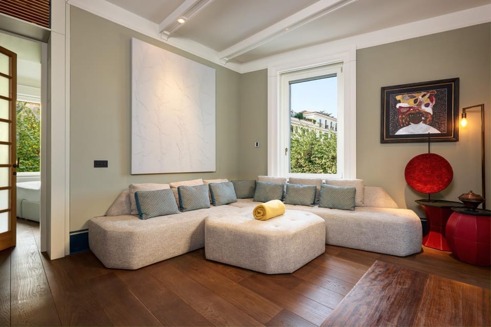 Communal lounge/ TV room, Living room, Seating area