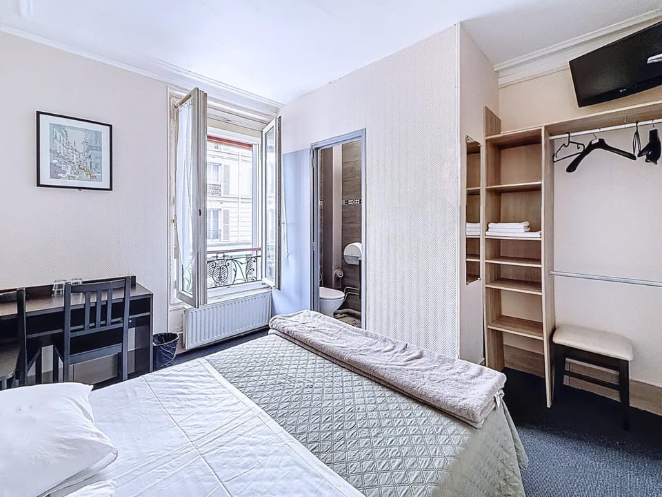 Bed, TV and multimedia, Photo of the whole room, Bedroom, internet, wardrobe
