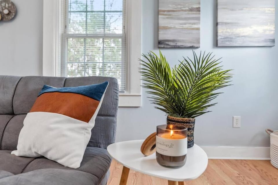 BOHO BUNGALOW - STEPS FROM HISTORIC DOWNTOWN APEX House in Apex