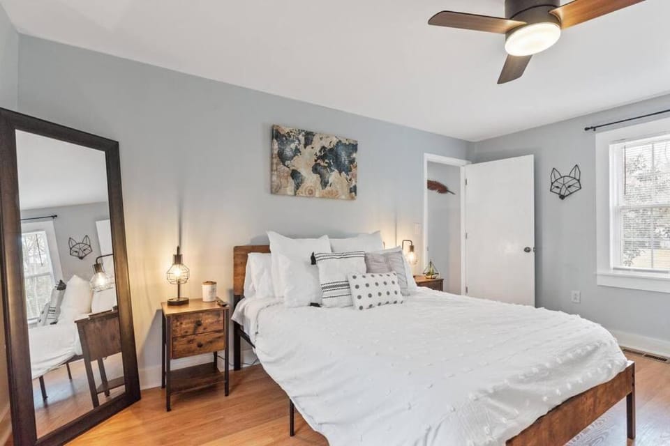 BOHO BUNGALOW - STEPS FROM HISTORIC DOWNTOWN APEX House in Apex