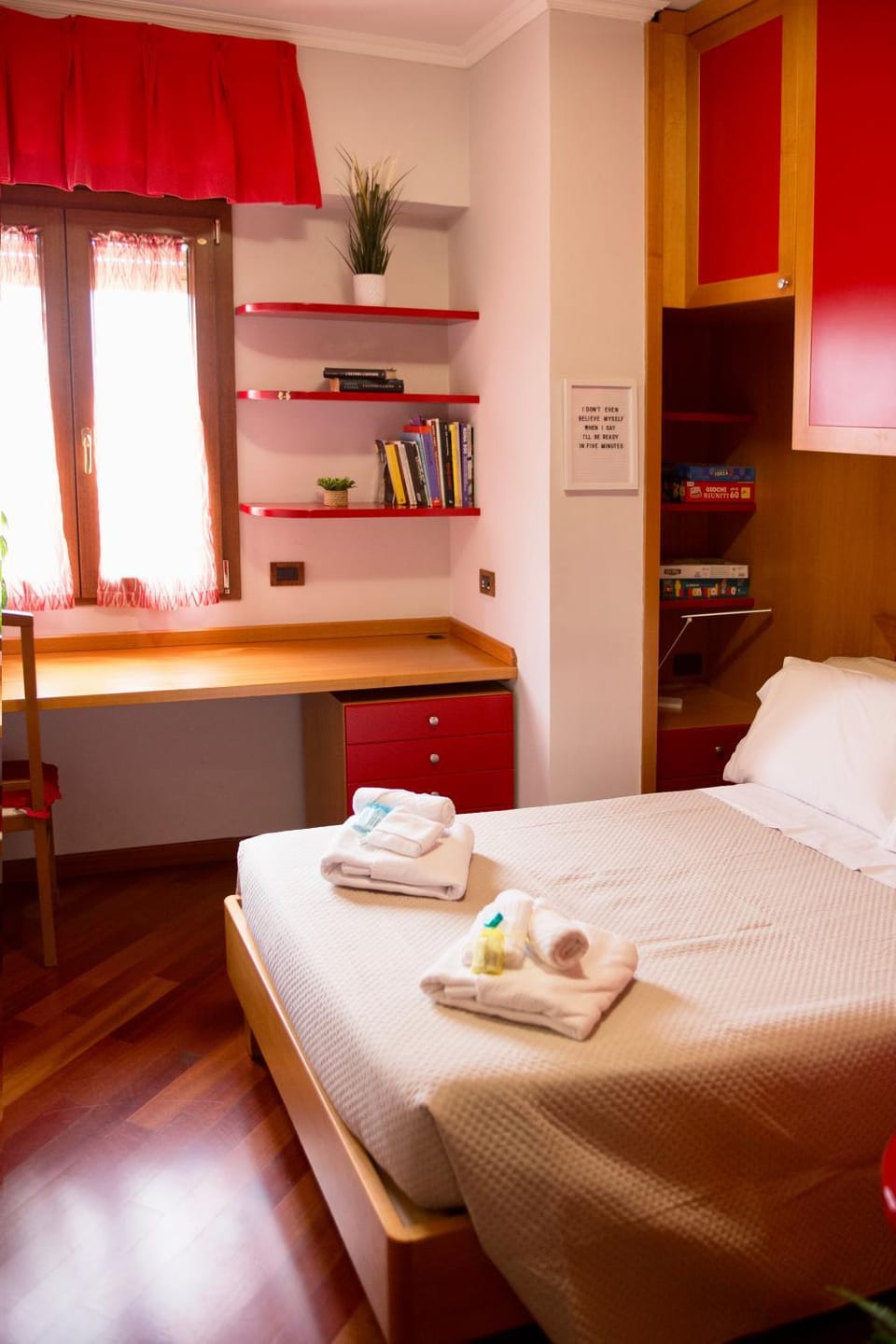 Bed, Bedroom, towels
