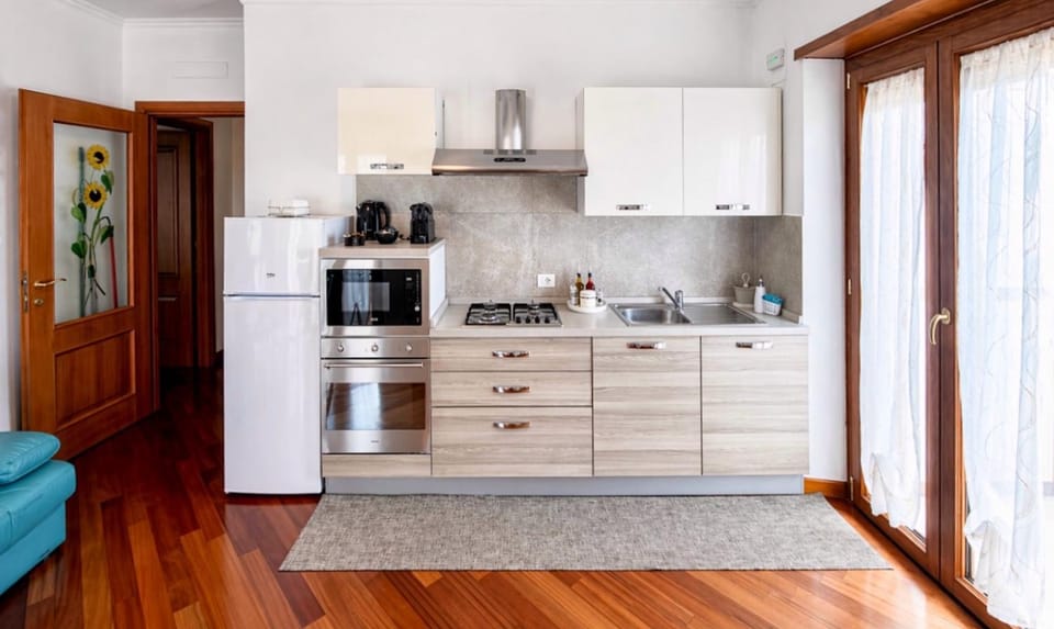 Coffee/tea facilities, Kitchen or kitchenette, oven, stove