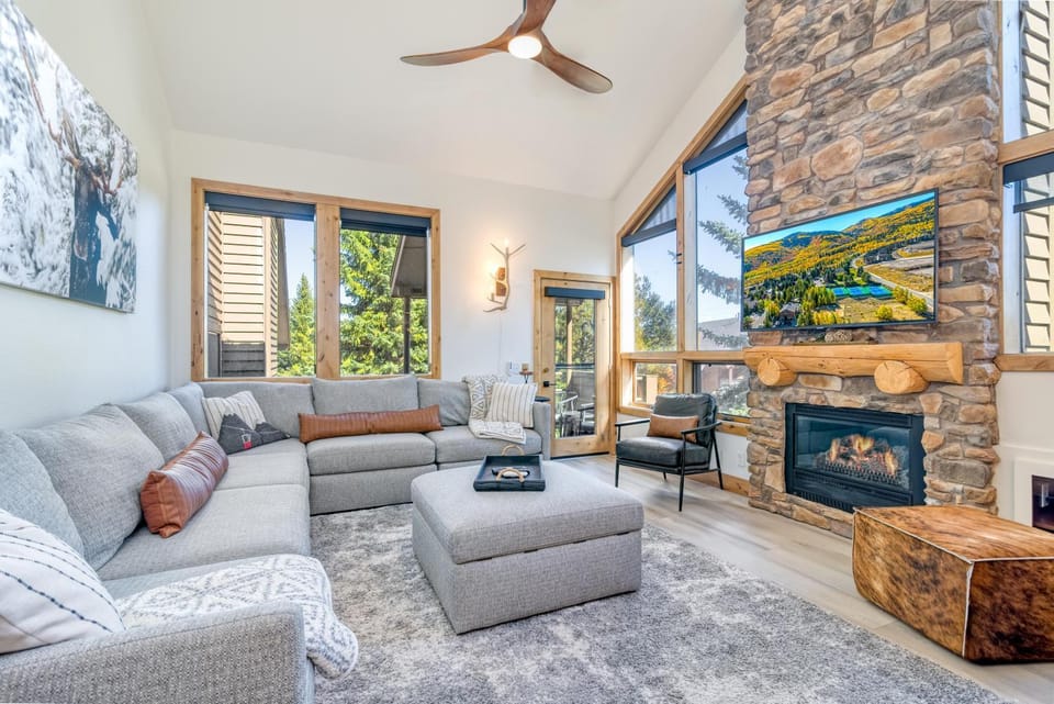 TV and multimedia, Living room, Seating area, fireplace