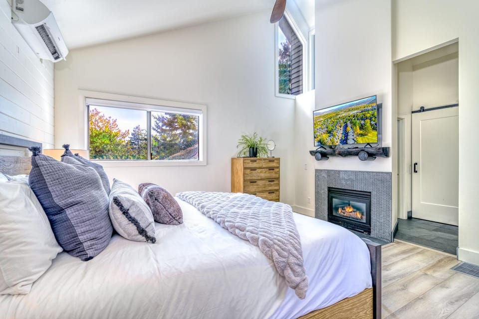 Bed, TV and multimedia, Photo of the whole room, Bedroom