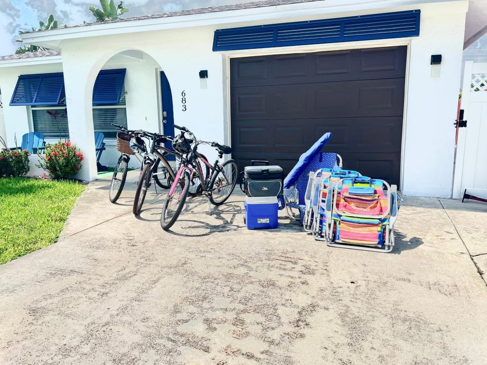 Aqua Blue! Close to the Beach! Large Heated Pool, Fenced in Yard, Pet Friendly! House in Naples Park