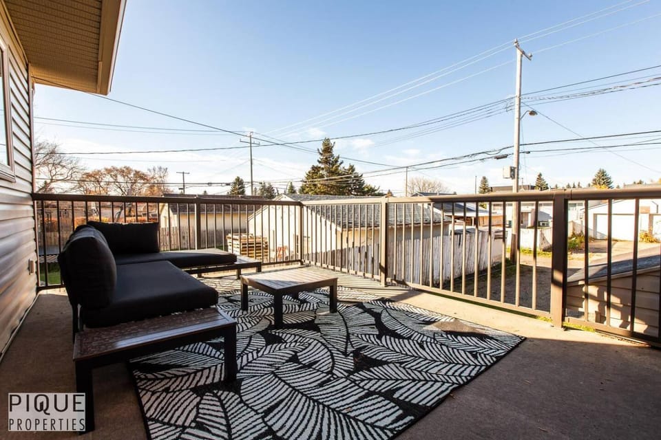 Chic 3BR Modern Home - Wi-Fi - Netflix - Sleeps 8! Apartment in Edmonton