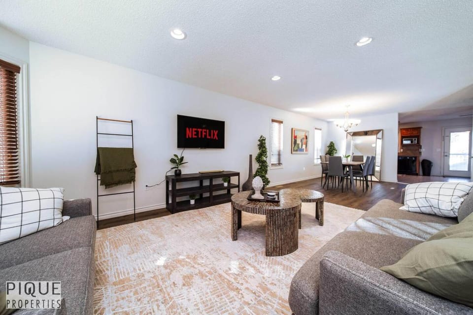 Chic 3BR Modern Home - Wi-Fi - Netflix - Sleeps 8! Apartment in Edmonton