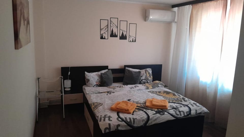 Apartament Red & Yellow Apartment in Romania