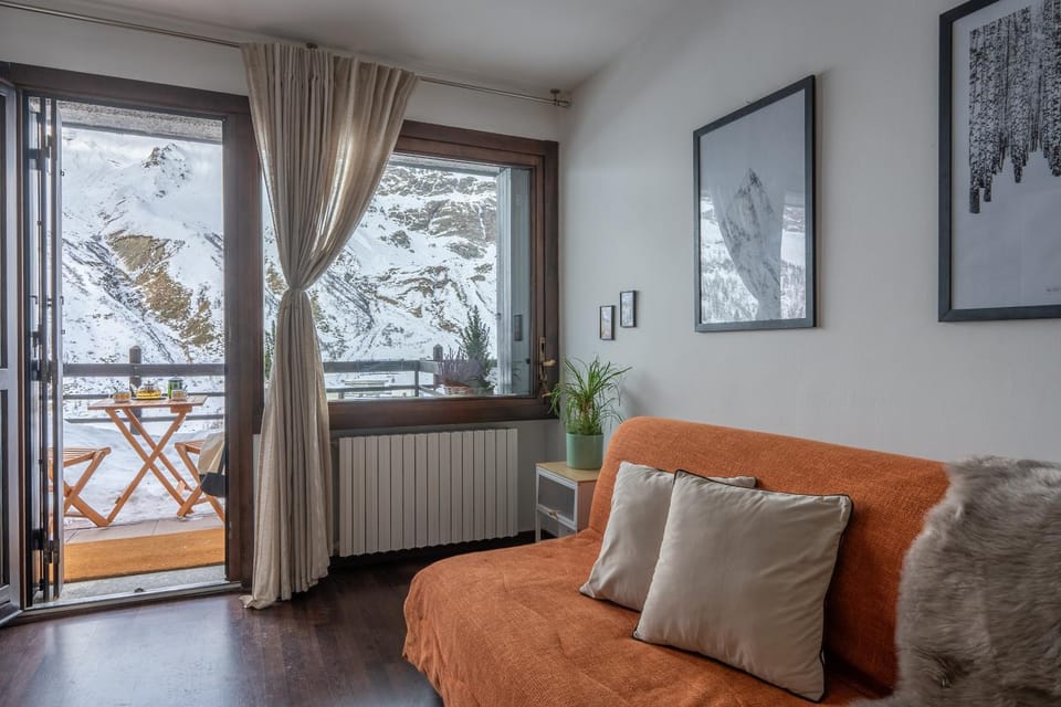 Living room, Seating area, internet