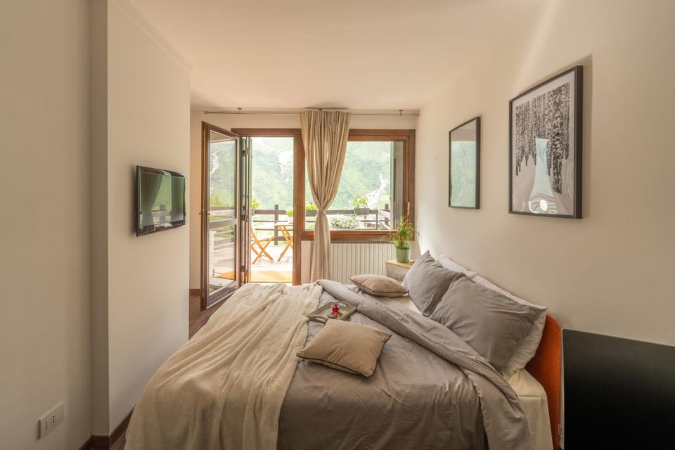 View (from property/room), Living room, Bedroom, Mountain view, towels, wardrobe