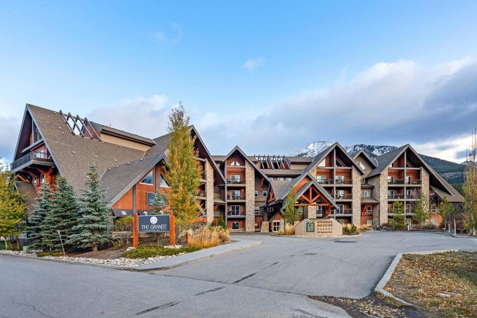 Luxury 3B Mountain Views- Pool & Hot Tub -Sleeps 10 House in Canmore
