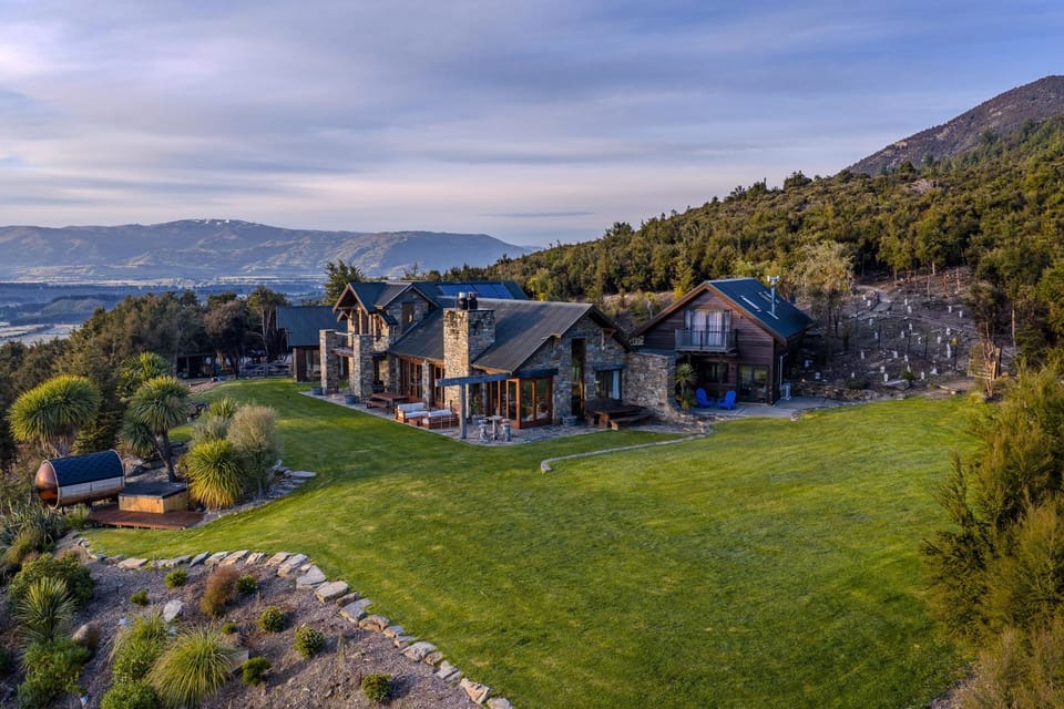 Lake Hawea View Villa in Otago