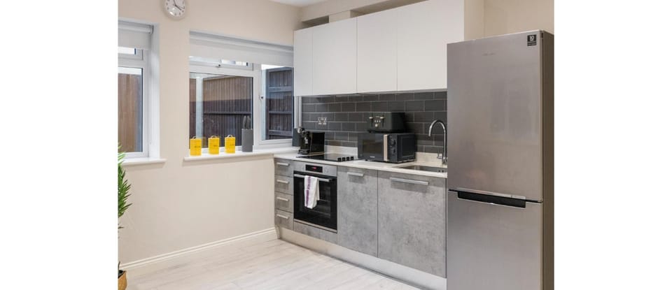 Coffee/tea facilities, Kitchen or kitchenette, oven, stove, toaster