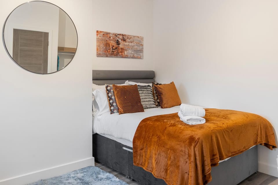 Bed, Photo of the whole room, Bedroom, towels