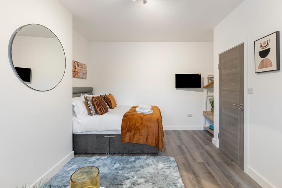 Bed, TV and multimedia, Seating area, Bedroom