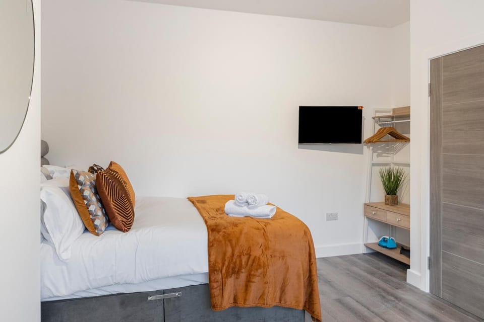 Bed, TV and multimedia, Photo of the whole room, Bedroom, towels