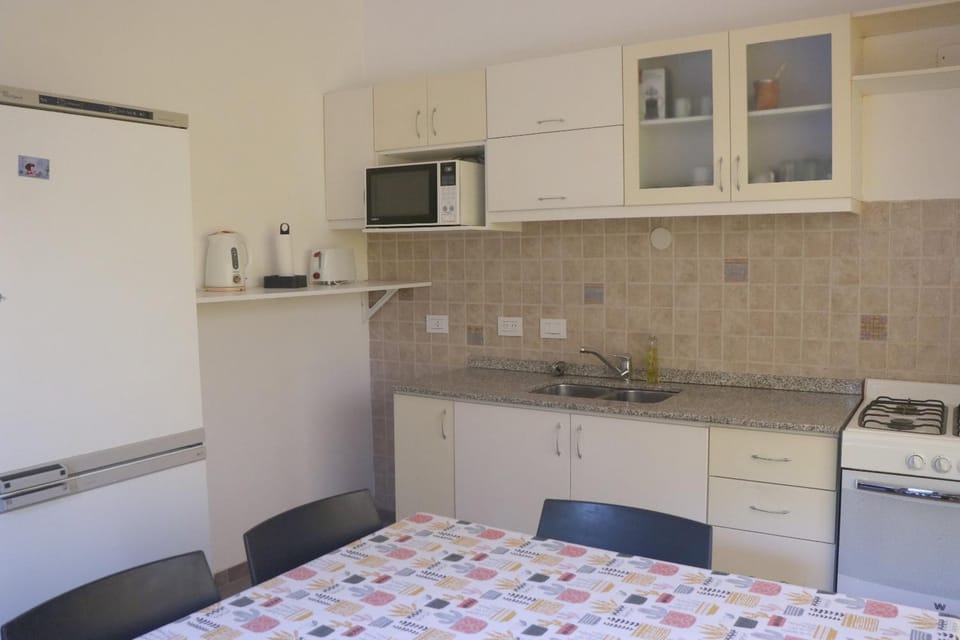 Kitchen or kitchenette, Dining area, minibar, toaster