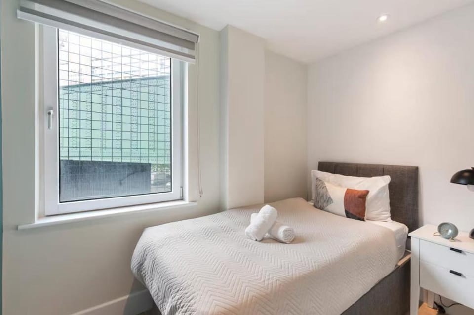 Sleek and Modern 2-BR 1 mile to Borough Market Apartment in London Borough of Southwark
