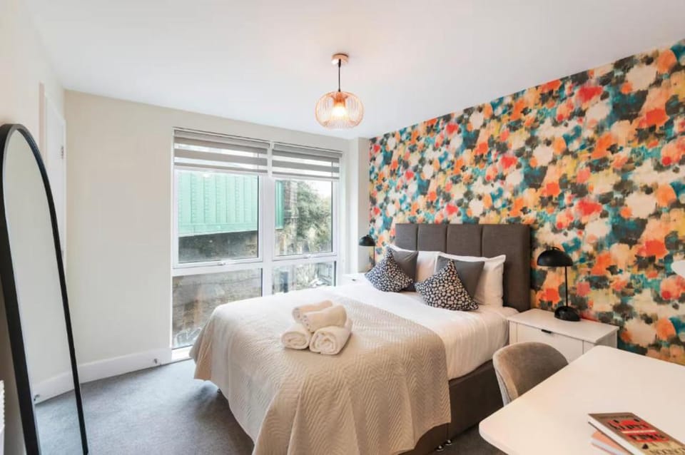 Sleek and Modern 2-BR 1 mile to Borough Market Apartment in London Borough of Southwark