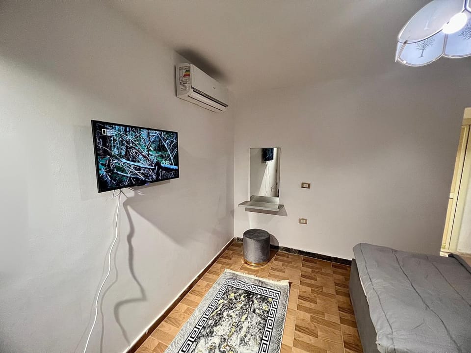 Bed, TV and multimedia, Bedroom