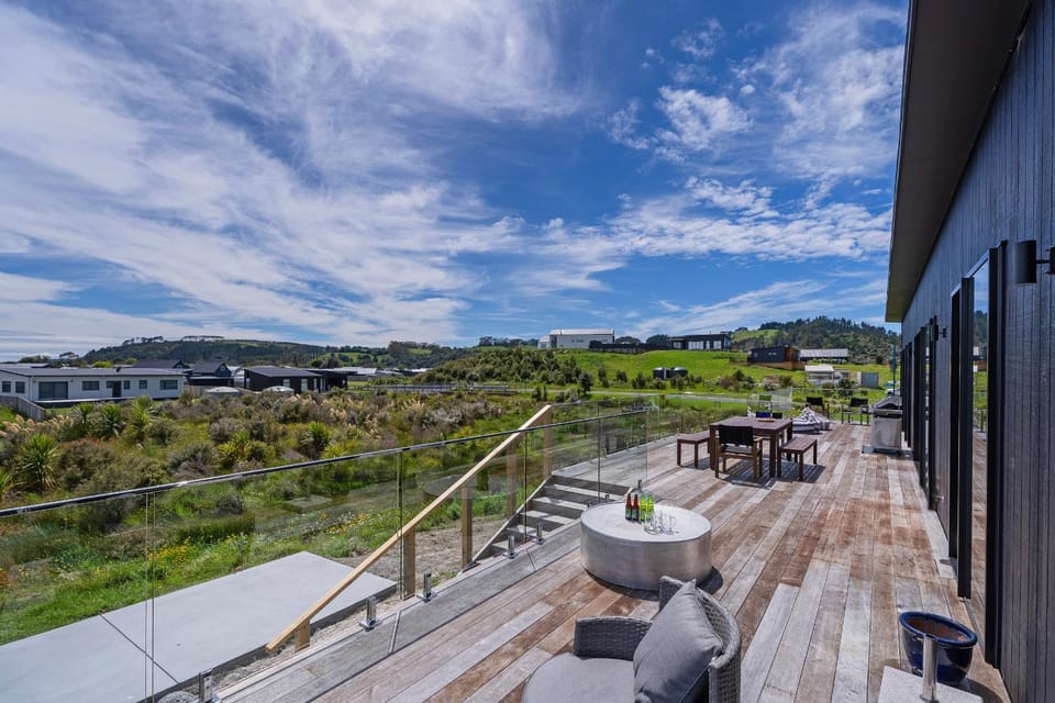 Hosts on the Coast - Leighs' Luxury Retreat House in Auckland Region