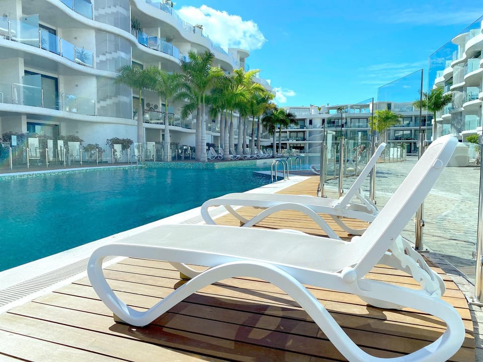 Property building, Patio, Day, Solarium, Pool view, Swimming pool, Swimming pool, sunbed