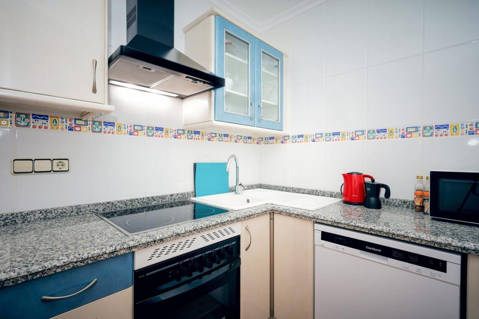 Coffee/tea facilities, dishwasher, minibar, pet friendly, stove, toaster