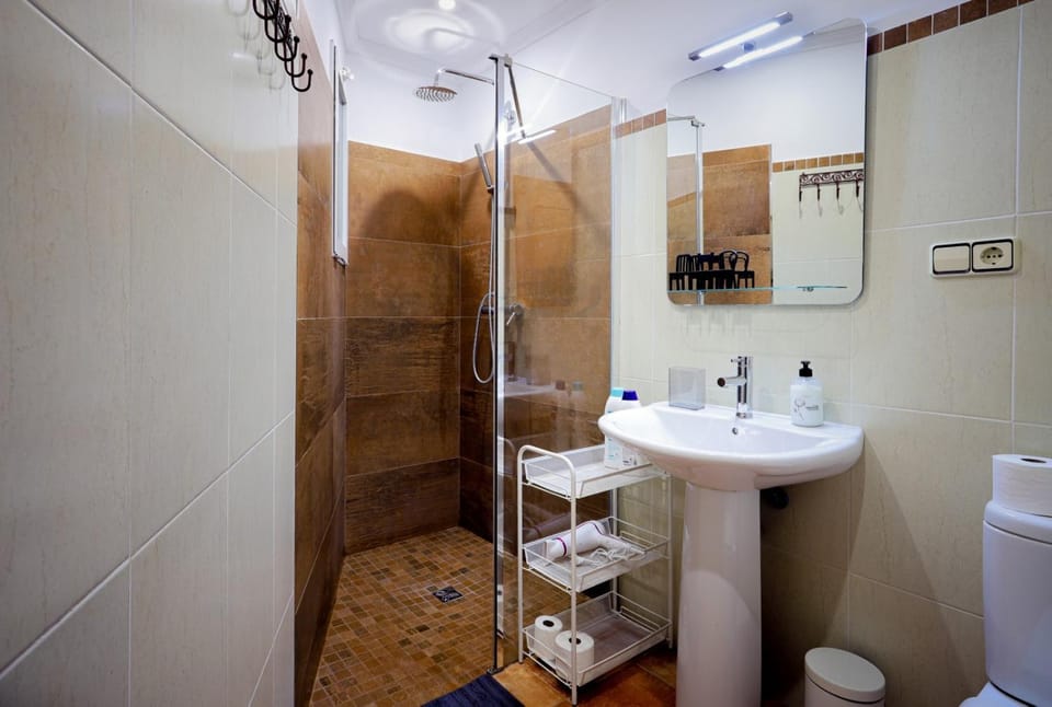 Shower, Toilet