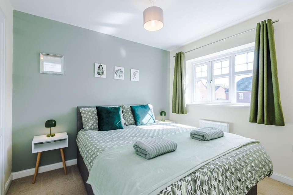Bed, Photo of the whole room, Bedroom, internet, towels