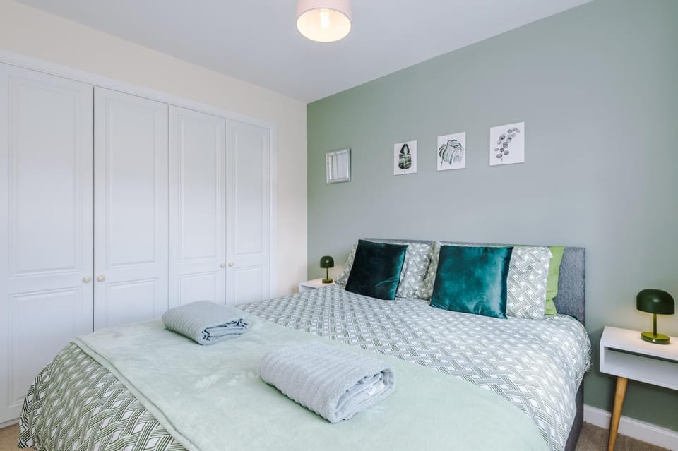 Bed, Photo of the whole room, Bedroom, internet, towels, wardrobe