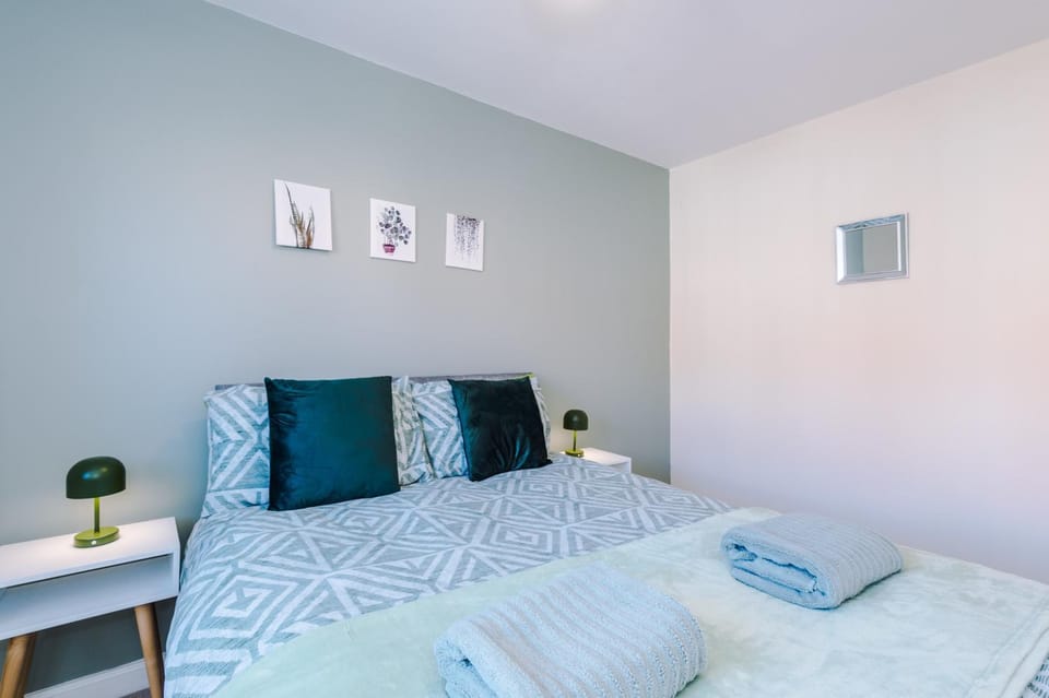 Bed, Photo of the whole room, Bedroom, towels