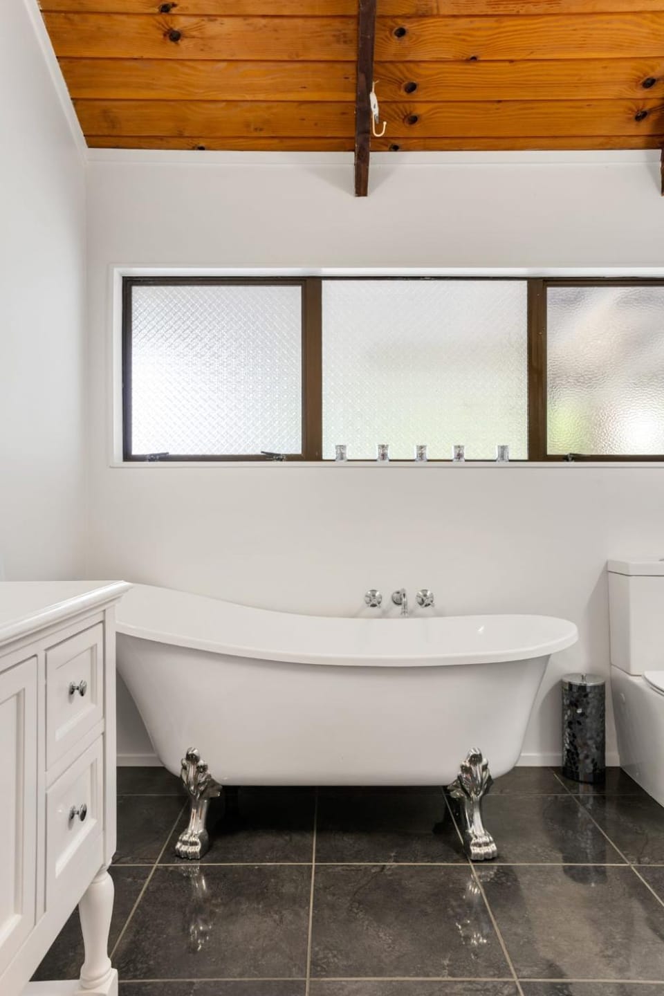Hosts on the Coast - Tobies Cabana House in Whangamatā