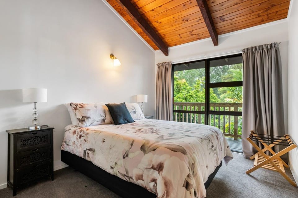 Hosts on the Coast - Tobies Cabana House in Whangamatā