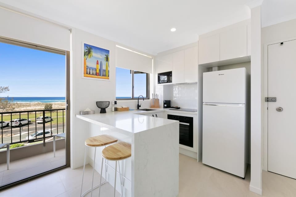 Beachfront Studio with Balcony & Stunning Views Apartment in Tweed Heads