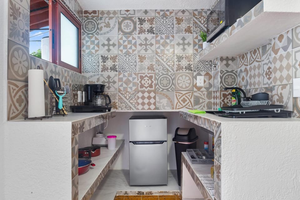 Kitchen or kitchenette, minibar