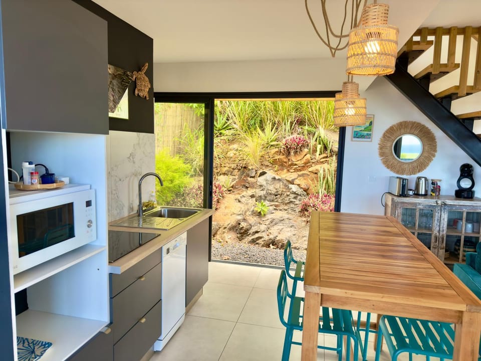 Coffee/tea facilities, Dining area, dishwasher, oven, stove, kitchen