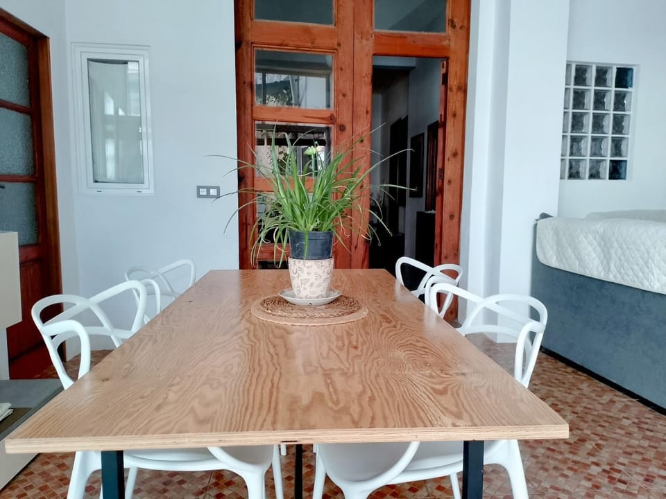 Photo of the whole room, Dining area