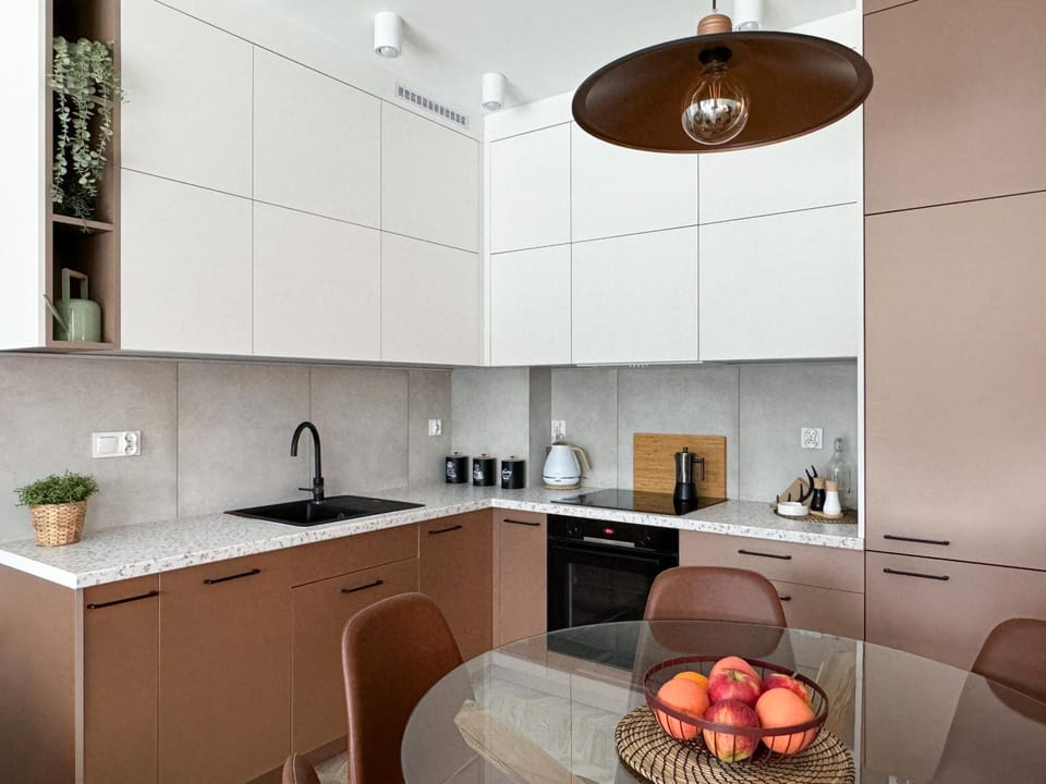 Coffee/tea facilities, Kitchen or kitchenette, Dining area, stove