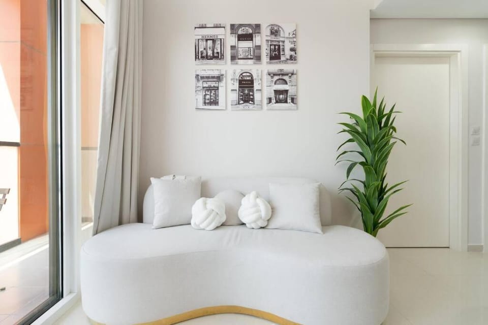Crème De La Cozy 1 Bedroom Apartment in Dubai