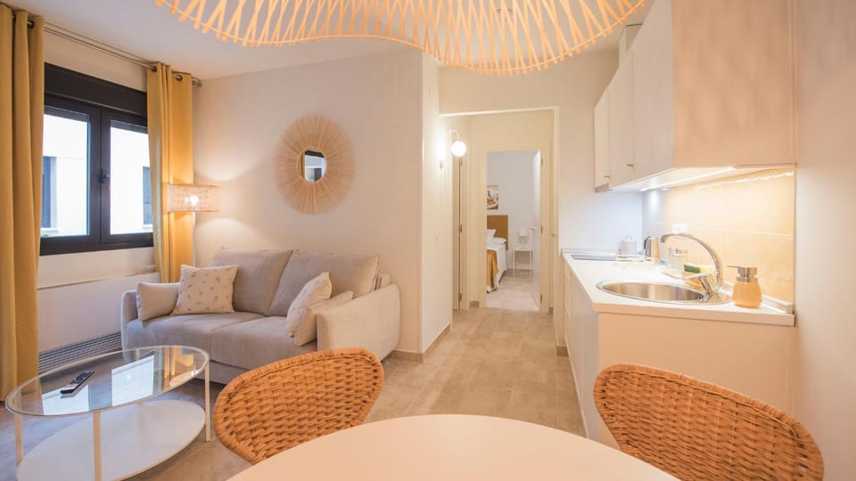 Bed, Kitchen or kitchenette, Living room, Photo of the whole room, Seating area, Dining area, Bedroom