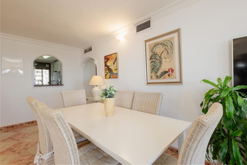 TV and multimedia, Living room, Seating area, Dining area