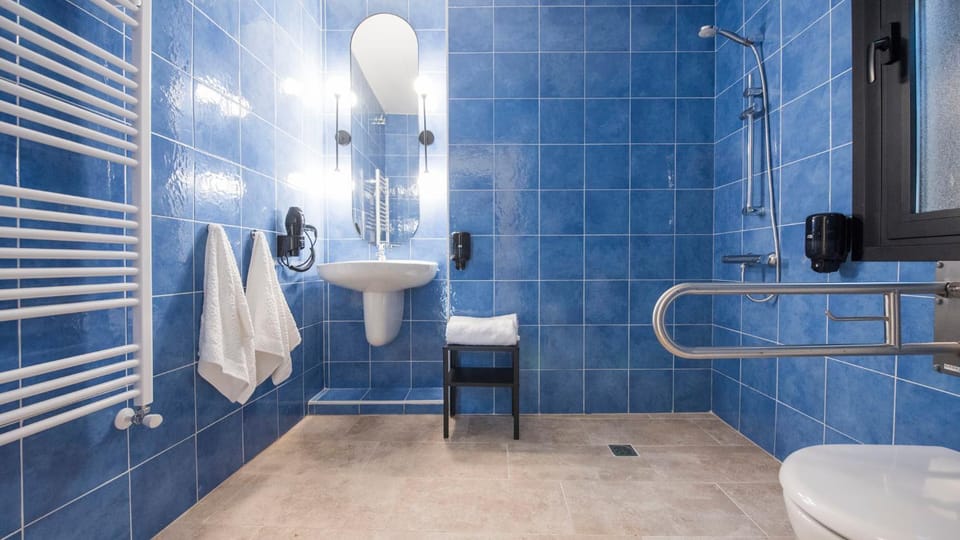 Shower, Toilet, Bathroom, towels