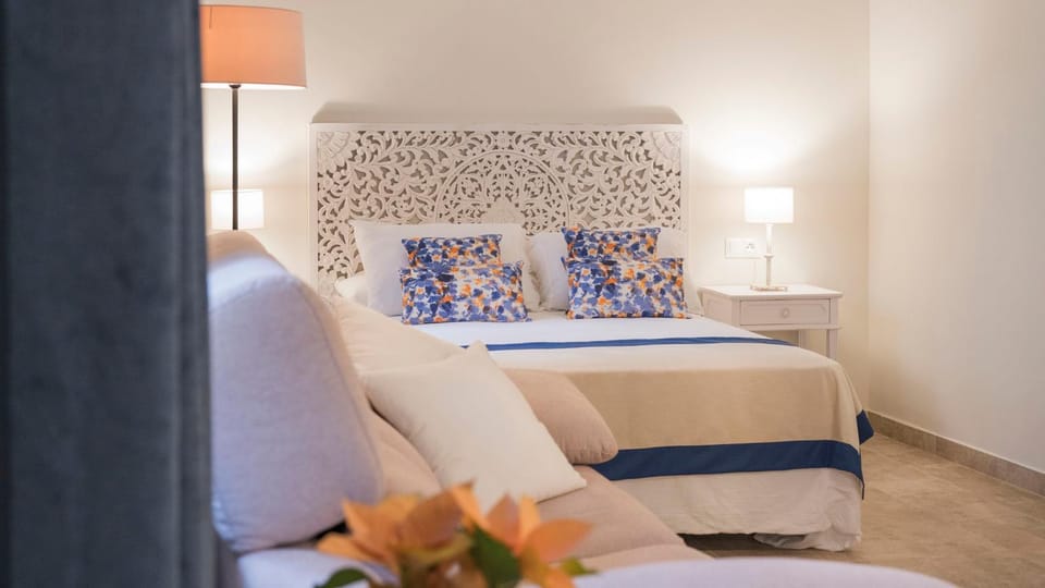 Bed, Living room, Photo of the whole room, Seating area, Bedroom