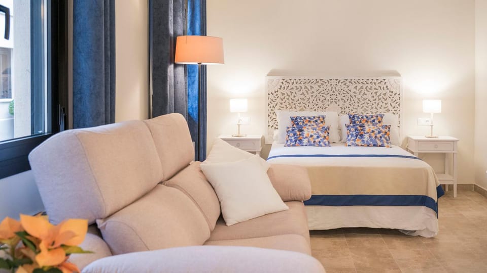Bed, Living room, Photo of the whole room, Seating area, Bedroom