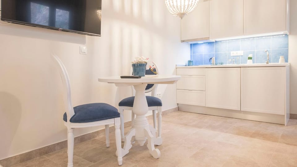 TV and multimedia, Kitchen or kitchenette, Dining area
