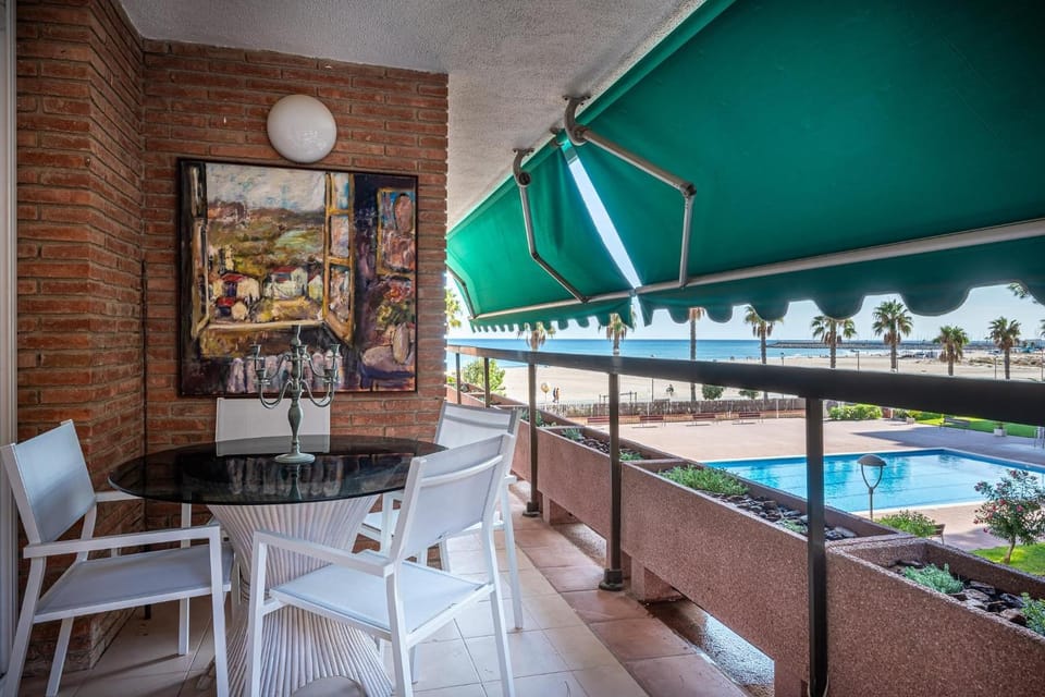 AT135 Els Pins, primera línea, piscina, muy bien equipado Apartment in Torredembarra