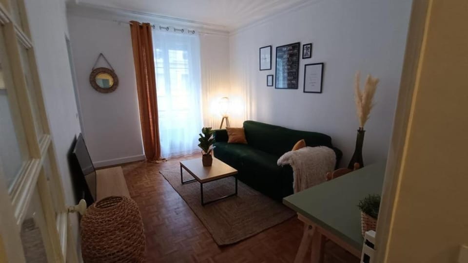 Appartement au coeur de paris à 1 kilomètre de la Tour Eiffel Apartment in Paris