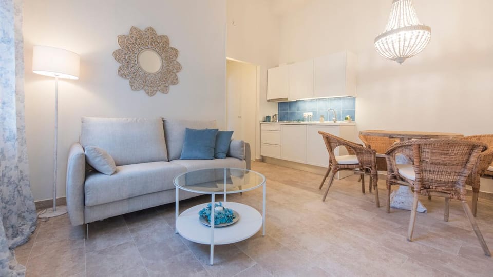 Kitchen or kitchenette, Living room, Seating area, Dining area